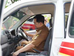 Optimis Berikan Pelayanan Gratis, Bupati HST Serahkan Tiga Ambulan Desa