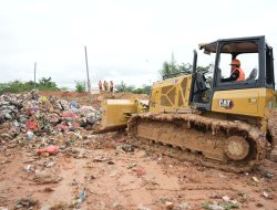 Optimalkan Pengelolaan Sampah, Bupati Aulia Serahkan Bulldozer D3 kepada DLHP HST