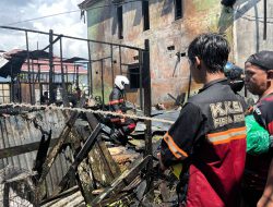 Si Jago Merah Lalap Rumah dan Bedakan Milik Warga di Jalan Ratu Zaleha
