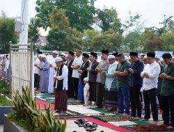 Bupati HST Laksanakan Sholat Idul Adha di Taman Dwi Warna Barabai