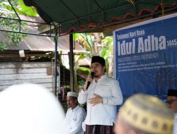 Jalankan Syariat Islam, Bupati HST Keliling Serahkan Daging Kurban