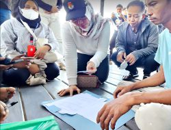 Ketua KPU Kalsel Turun Tangan Bantu Petugas Lakukan Coklit Pilkada ke Rumah Warga