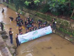 PLN UIP3B Kalimantan Peringati Hari Lingkungan Hidup Sedunia Dengan Bersihkan Sungai Bersama Warga