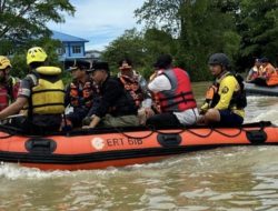 Sekda Tanbu Pantau Lokasi Banjari dengan Perahu Karet