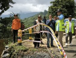 BPBD Tanbu Tinjau Jalan Longsor di Kecamatan Mantewe