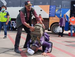 Turun Dari Pesawat, Jemaah Haji Kloter 1 Sujud Syukur di Bumi Lambung Mangkurat