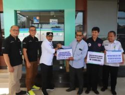 Bank Kalsel Serahkan Berbagai Bantuan CSR di Tala
