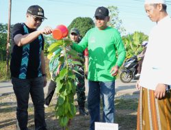 Aditya Hijaukan Madrasah Darunnajah Kemuning