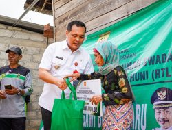 Wali Kota Aditya Serahkan 9 Program Bedah Rumah di Cempaka