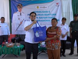 Bupati HST Serahkan Bantuan Bahan Baku Modal Operasional untuk Pelaku UMKM