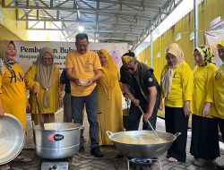 DPD Partai Golkar Bersama Acil Odah Bagikan Bubur Asyura di Momentum 10 Muharram