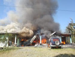 Api Berkobar di Haur Gading HST, Dua Rumah dan Satu Mobil Hangus Terbakar