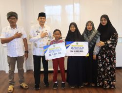 Wakil Bupati Kotabaru Serahkan Bantuan Beasiswa  kepada Mifta dan Paisal
