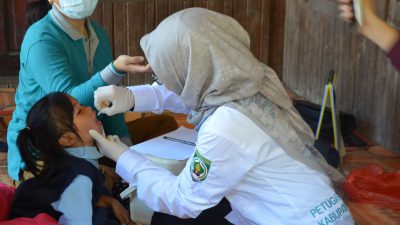 Cegah Penyakit Polio, UPTD Puskesmas Uren Berikan Imunisasi Vaksin Polio