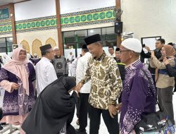 Sekda Ambo Sakka Sambut Kepulangan Jemaah Haji Tanbu
