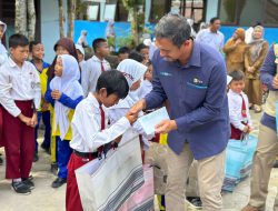 Peringati Hari Anak Nasional, PLN Salurkan Bantuan Peralatan Sekolah Dasar di Balikpapan Utara