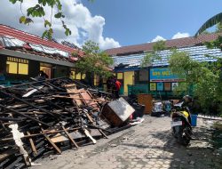 Belum Ada Kejelasan dari Dinas, Guru SDN Melayu 5 Lakukan Perbaikan secara Swadaya