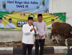 Ketua DPRD Kalsel Potong Sapi Kurban Bantuan Bank Kalsel