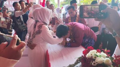 Arifin-Akbari Ditapung Tawar Sebelum Menyerahkan Berkas Pendaftaran ke KPU Kota Banjarmasin