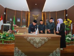 Penandatanganan Nota Kesepakatan KUA-PPAS APBD 2025 dan Perubahan APBD 2024 di Barito Kuala