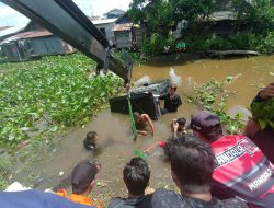 Kebakaran di Kawasan Teluk Dalam, Satu Armada Pemadam Swasta Terpental ke Sungai