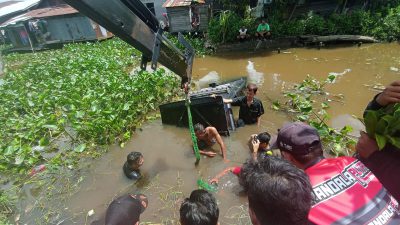 Kebakaran di Kawasan Teluk Dalam, Satu Armada Pemadam Swasta Terpental ke Sungai
