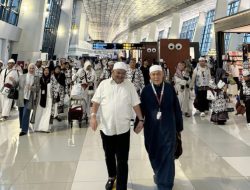 Senyum Bahagia Rombongan Umroh YN’S Center Tiba di Bandara Internasional Syamsudin Noor