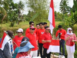 Sekdako Bagikan Ribuan Bendera Pada Ujung Selatan Banjarmasin
