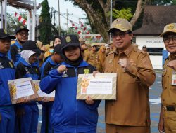 Walikota Banjarmasin Serahkan Bonus Bagi Atlet di Ajang Popda dan PeSOda