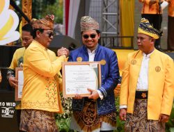 Momen Harjad ke-74 Prov Kalsel, Bupati HST Terima Penghargaan