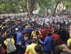 Aksi Dorong dan Lempar Air Mineral Warnai Demo Terkait UU Pilkada