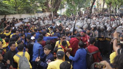 Aksi Dorong dan Lempar Air Mineral Warnai Demo Terkait UU Pilkada