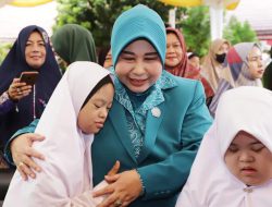 Tergugah Dipeluk Siswa SLB, Acil Odah : Jangan Pernah Menyerah Mengejar Mimpi Kalian