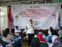 Bupati HST Serahkan Bantuan Invasi Ikan untuk Pembudidaya