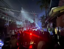 Tengah Malah Api Mengamuk di Kawasan Jalan Bandarmasih, Satu Rumah Bertingkat Jadi Arang
