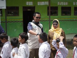 PLN Sentuh Hati Guru SD Negeri 10 Basirih di Hari Pelanggan Nasional