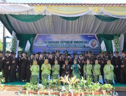 Memperingati Hari Lahir Kejaksaan ke-79, Kajari Kotabaru Laksanakan Upacara Serta Pemotongan Tumpeng