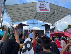 Bang Rizal dan Ustaz Rosyadi Simulasikan Coblos Contoh Surat Suara Pilkada HST Disambut Sorak Massa: “Menyala Abangku”