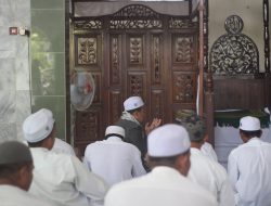 Jemaah Masjid Al Hidayah Sambut Kedatangan Ustadz Rosyadi Elmi, Isi Khutbah Jumat
