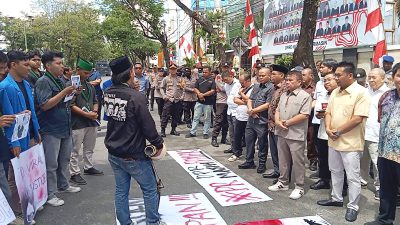 Dewan Banjarmasin Didemo di Hari Pertama Kerja