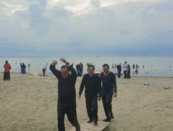 Pasca Imbauan Bupati, Ratusan Anak dan Warga Serbu Pantai Pagatan untuk Berenang