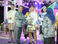 PJ Bupati Dinansyah Serahkan Trofi Pemenang Atak Diang Batola 2024