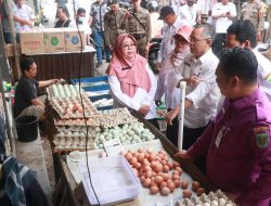Pastikan Ketersediaan Bapokting, Pj Bupati Tabalong Lakukan Sidak Pasar