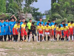 Kunjungi Desa Keramat, Sungai Tabuk “Pasangan MANIS” Disambut Ratusan Warga Hingga Ajak Sparing Bola