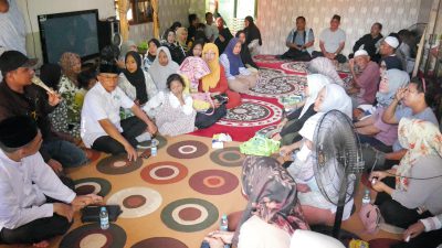 H. Rusli – Syairi Blusukan hingga ke Gang Sempit, Ratusan Warga Desa Batuah Siap Coblos Nomor 1