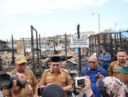 Bupati Kotabaru Kunjungi Lokasi Kebakaran Sekaligus Memberikan Bantuan di Pasar Kemakmuran