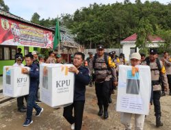 Belasan Personel Gabungan TNI-Polri Kawal Logistik Pilkada Menuju Desa Terpencil di HST