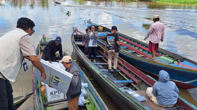 Lalui Jalur Sungai, Distribusi Logistik Pilkada 2024 di Pulau Bromo Gunakan Klotok