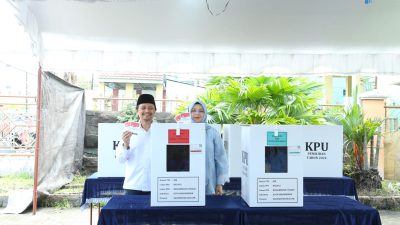 Pakai Peci Hitam Hasnuryadi Sulaiman Gunakan Hak Pilihnya di TPS 08 Melayu