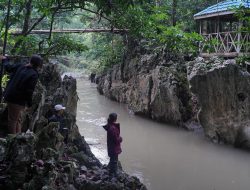 Berikan Penilaian Objek Wisata, Disporapar Balangan Kunjungi Watu Badinding